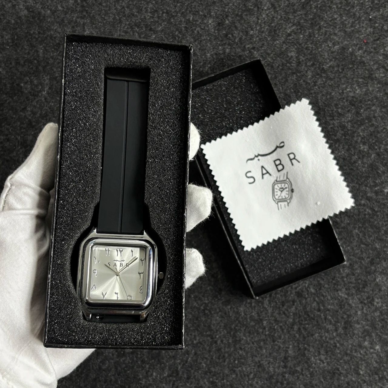 Reloj SABR con números arábigo - Luxury Watch With Rubber Strap reseña y precio
