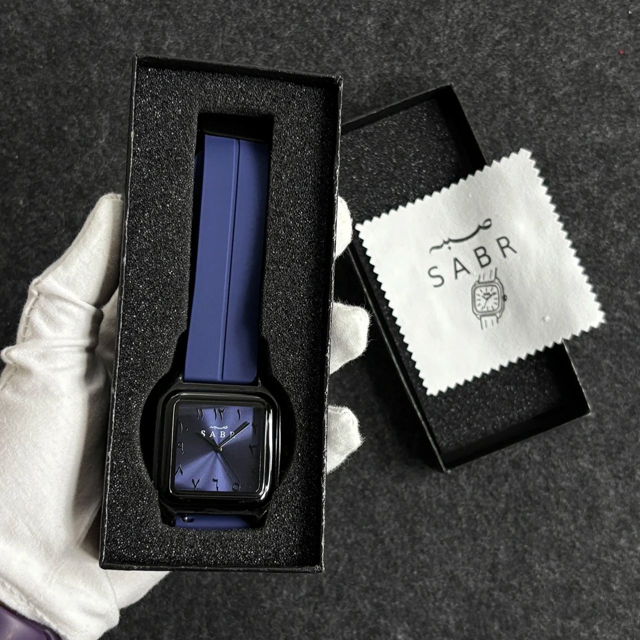 Reloj SABR con números arábigo - Luxury Watch With Rubber Strap reseña y precio